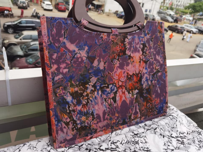 Sac violet avec manches en bois