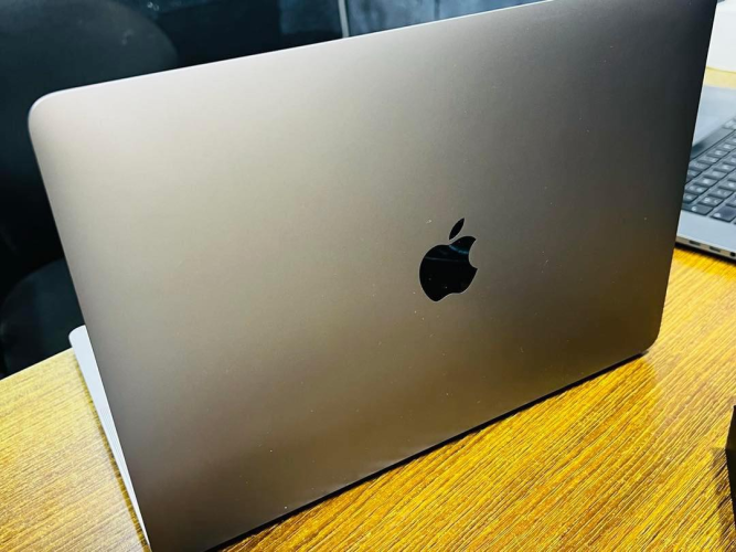 MACBOOK PRO 2020 RETINA 13.3 POUCES ( 8 Go ram et 512 Ssd)