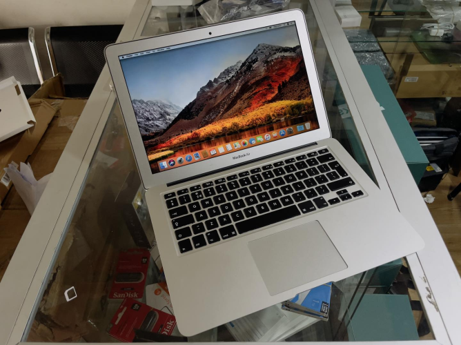 MACBOOK AIR 2015 RETINA 13.3 POUCES ( 4 Go ram et 128 Ssd)