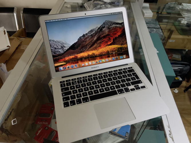 MACBOOK AIR 2015 RETINA 13.3 POUCES ( 4 Go ram et 128 Ssd)