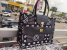 Sac noir avec motifs imprimés blancs avec fermeture
