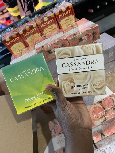 Cassandra & Cassandra Roses Blanches