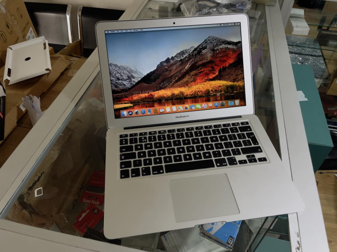 MACBOOK AIR 2015 RETINA 13.3 POUCES ( 4 Go ram et 128 Ssd)